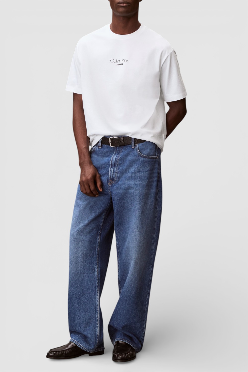 תמונת כל הלוק של חולצת טי בגזרה משוחררת